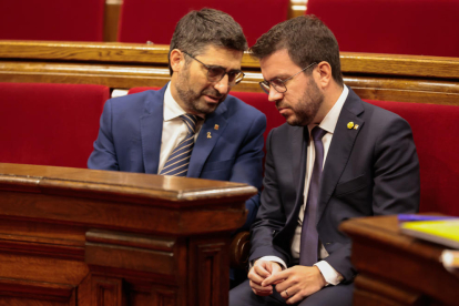 Puigneró i Aragonès parlant durant el debat de política general.