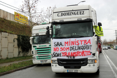 Dos de los camiones que participan en la protesta.