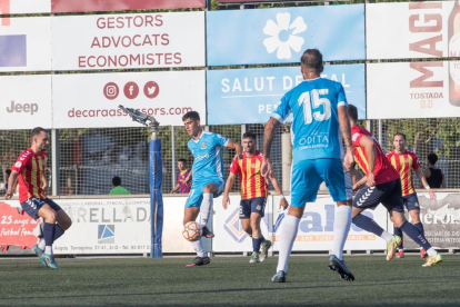 Montalvo amb la pilota rodejat de jugadors del FC Vilafranca.