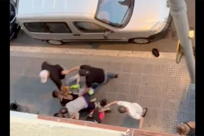 Captura del video donde se puede ver a varias personas peleándose delante del local.