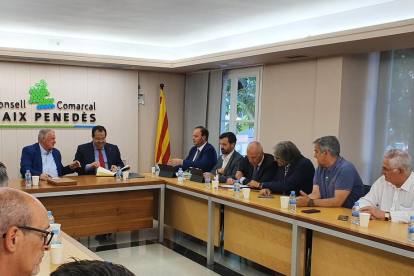 El consejero|conseller Elena se ha reunido con alcaldes del Baix Penedès.