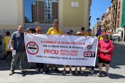 Els treballadors van protestar davant l'edifici central de Correus a Tarragona.
