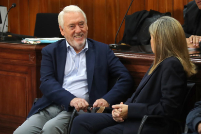 El exalcalde de Vila-seca, Josep Poblet, conversa con su abogado y la exconcejala de Urbanismo, Manuela Moya.