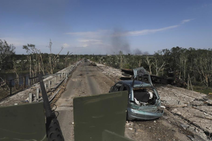 Militars ucraïnesos condueixen un APC en una carretera danyada a prop de la línia del front a la ciutat de Severodonetsk,