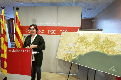 La consellera del PSC de Tarragona, Begoña Floria, a la seu socialista en roda de premsa.
