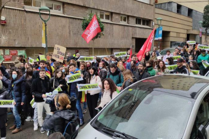 Protesta delante el Servicios Territoriales de Educació.