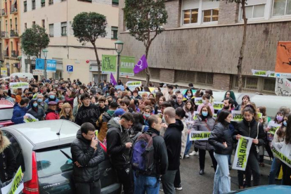 Protesta delante los Servicios Territoriales de Educació.