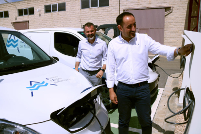 El presidente del CAT, Joan Alginet, en primero plano, y el jefe de innovación, tecnología y energía del CAT, Andreu Fargas, con uno de los nuevos vehículos eléctricos adquiridos en la planta potabilizadora de l'Ampolla.