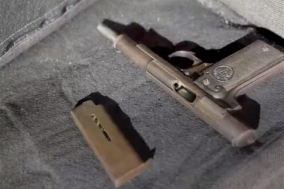 Imatge de l'arma municionada que els Mossos van trobar al xalet.