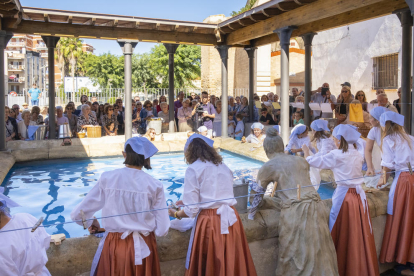 Les nenes del Ball de rentadores al voltant del rentador.