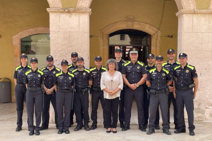 Imatge de la nova plantilla de Policia Local d'Altafulla i la seva alcaldessa, Montse Castellarnau.