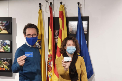 L'alcalde de Vila-seca, Pere Segura, i la regidora d'Innovació i Turisme, Cristina Cid, amb la targeta.