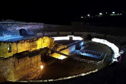 Els antics elements de llum de l'Amfiteatre es van renovar pels led l'abril passat.