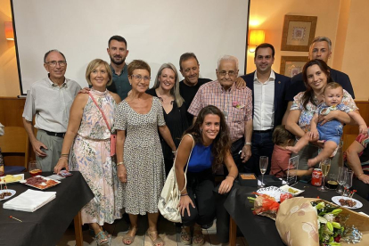 Josep Catà amb la seva família, l'alcalde i la regidora.