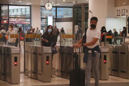 Varios usuarios de Rodalies en la estación de Sants de Barcelona.