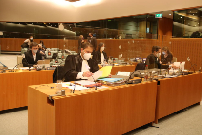 Los abogados del Parlamento Europeo en el Tribunal General de la Unión Europea durante la vista en Luxemburgo para|por el recurso de los eurodiputados Carles Puigdemont y Toni Comín sobre su escaño.