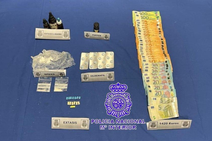 Imatge de les pastilles que portava a sobre el detingut, a més dels 1.420 euros.