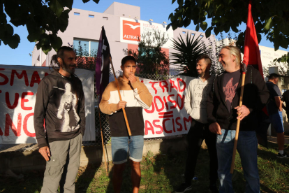 Trabajadores de Altrad-Rodisola en la protesta para denunciar represión sindical.