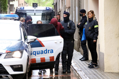 Sortida del detingut després de l'escorcoll dels mossos.