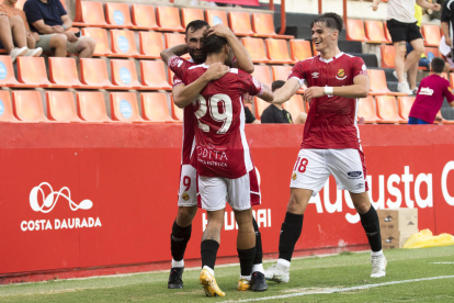 Nil Jiménez celebrant el gol de Marc Álvarez amb Andrei Lupu durant el partit contra el Zaragoza.