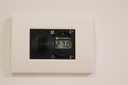 El termostato de una oficina marca que hay una temperatura de 27 grados.