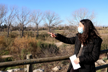 La consejera de Medio Ambiente, Eva Miguel, señalando el río Francolí, uno de los espacios incluidos en el proyecto de la Anella Verda.