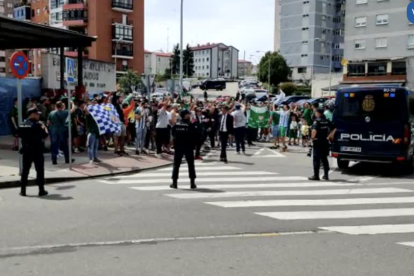 Miles de aficionados gallegos se han desplazado desde Ferrol para animar al rival del Nàstic.