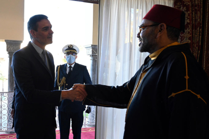 El president del govern espanyol, Pedro Sánchez, saluda al rei del Marrco, Mohammed VI
