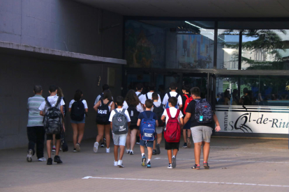 Imagen de archivo de un grupo estudiantes entrando por el acceso principal del instituto Sòl de Riu d'Alcanar.