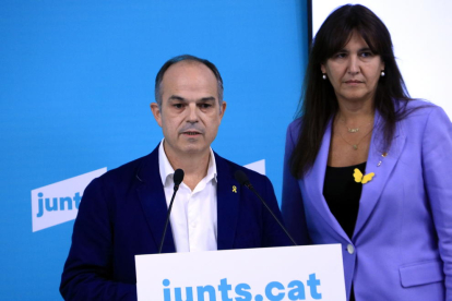 El secretario general de Junts, Jordi Turull, y la presidenta, Laura Borràs, en una rueda de prensa en la sede del partido, en Barcelona.