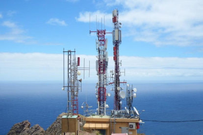 Imatge d'arxiu d'unes antenes de telecomunicacions a una zona de costa.