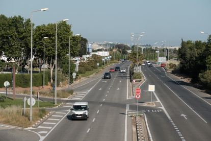 L'avinguda de Tarragona amb l'accès actual a la urbanització.