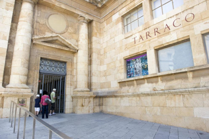 Imatge d'arxiu d'uns turistes davant del Museu Nacional Arqueològic de Tarragona.