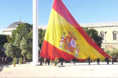 Imagen de la bandera española gigante de la plaza de Colono de MAdrid