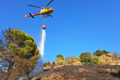 El helicóptero bombardero descargando agua en Alforja.