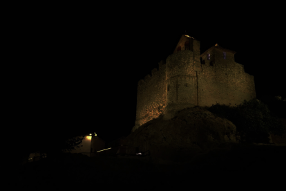 Imatge del Castell de la Santa Creu amb les llums apagades.