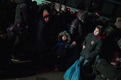 Refugiados ucranianos, en la frontera, en el municipio de Shehyni, antes de llegar al cruce para pasar a Polonia.
