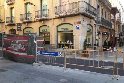 Imatge de l'inici del carrer Monterols, el qual també es veu afectat pel tancament de les obres del raval.