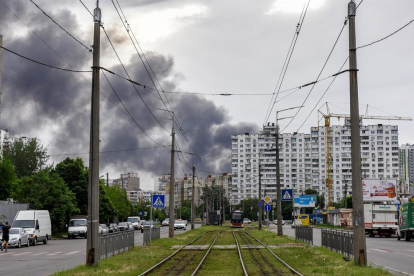 Columnas de humo se elevan sobre un área residencial de Kiev.
