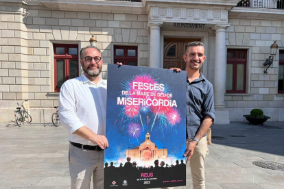 Daniel Recasens amb l'autor del cartell de les Festes de Misericòrdia 2022,