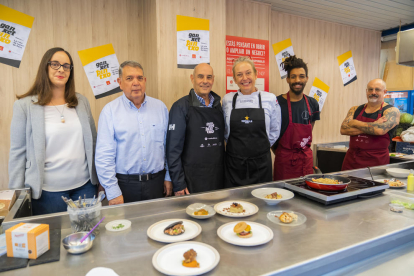 Batista, Prats i Eva Hausmann amb xefs de restaurants participants, durant la revisió al mercat.