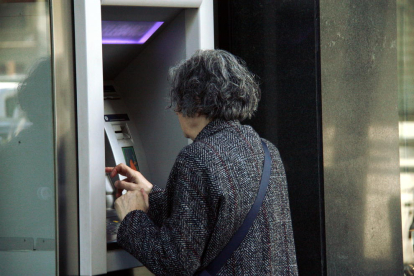 Imagen de archivo de una persona utilizando un cajero automático.