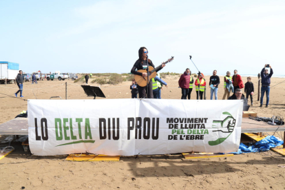 La cantautora Montse Castellà actua durant l'acte.