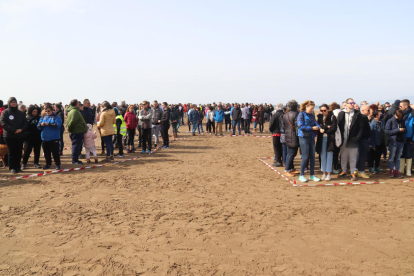 Els assistents s'han organitzat per formar les lletres SOS en defensa del Delta.