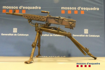 La ametralladora que han requisado los Mossos d'Esquadra en casa de un hombre en Cassà de la Selva.