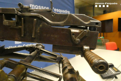 Una de les parts de la metralladora que els Mossos han intervingut a casa d'un veí de Cassà de la Selva.