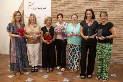Imatge dels guanyadors del concurs i, al centre, l'Emilia, responsable de ls flors dels edificis municipals.