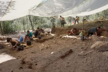 Arqueòlges treballant a la Cova de les Borres.