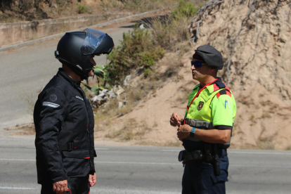 Dos mossos- el motorista y el que para los sancionados- conversando en el control de Lloret.