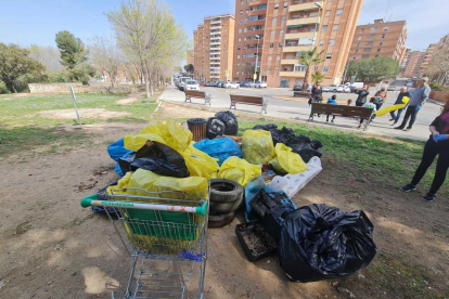 Imagen de algunas bolsas llenas durante el día de ayer.